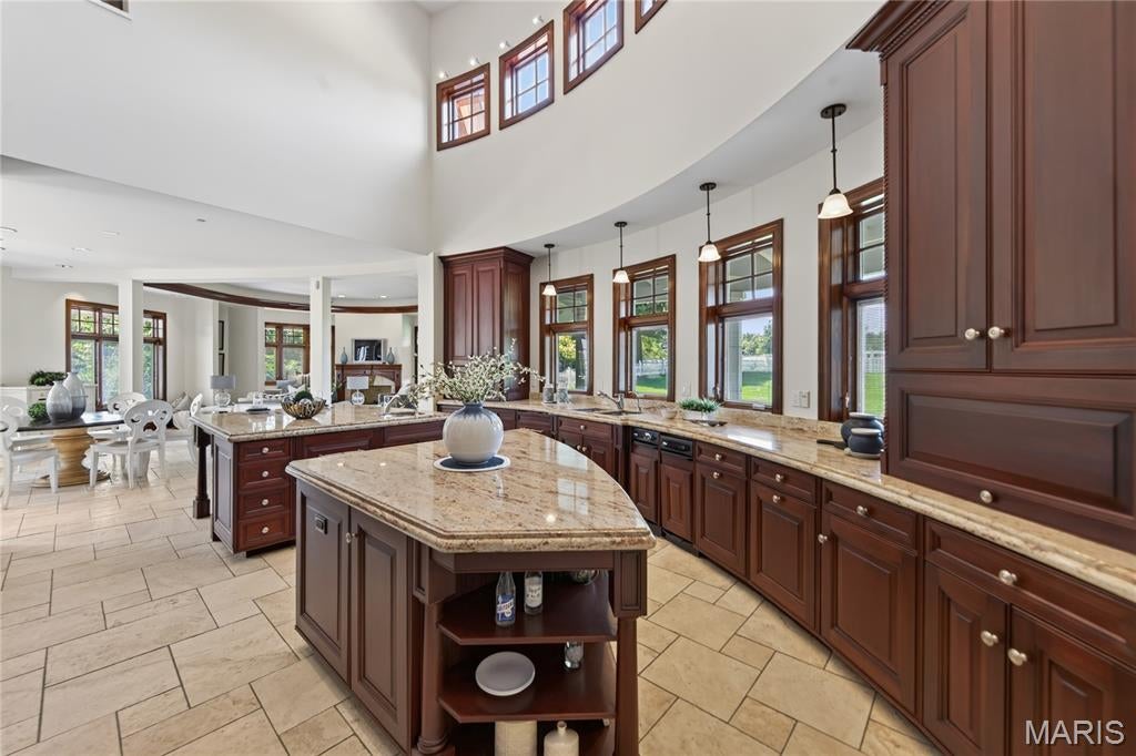 Country Hill Manor - Residential