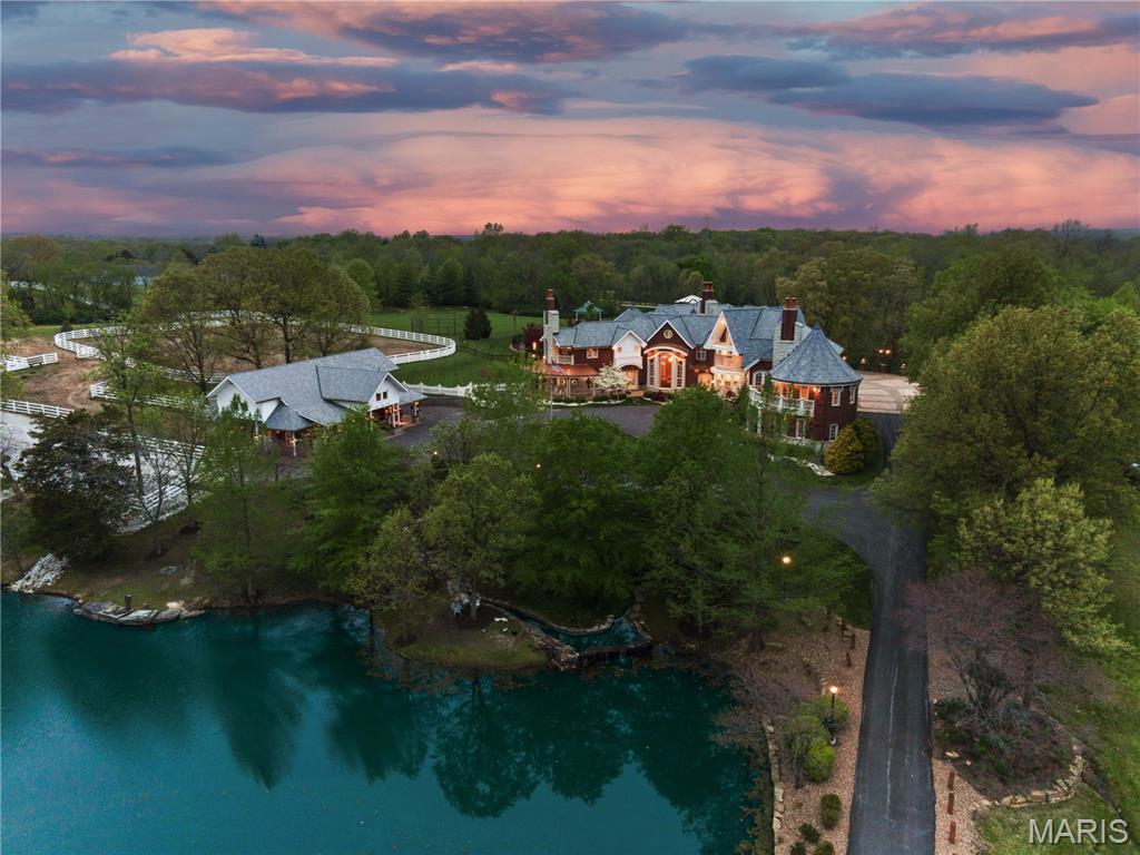 Country Hill Manor - Residential