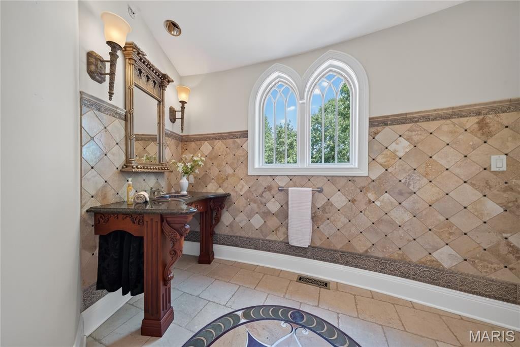 Country Hill Manor - Residential