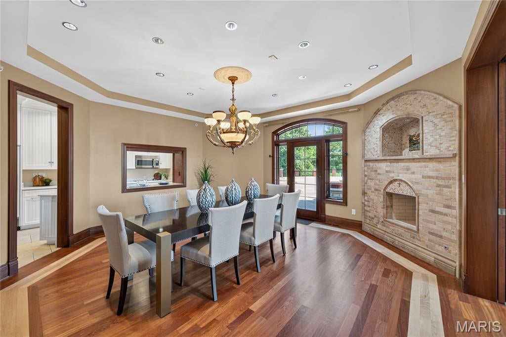 Country Hill Manor - Residential