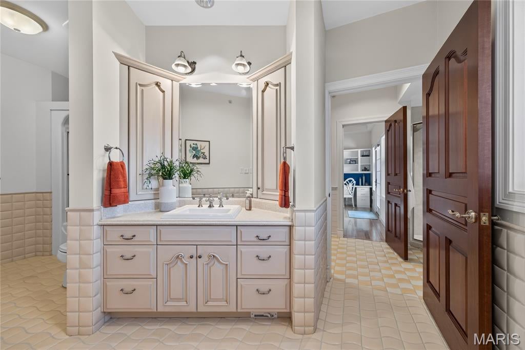 Country Hill Manor - Residential
