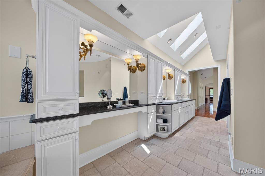 Country Hill Manor - Residential
