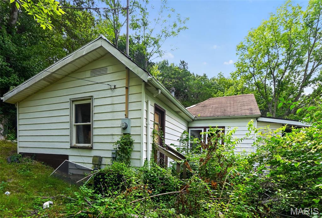 Are you looking for a investment opportunity? Come check out this 2 bed 1 bathroom single story ranch in Barnhart. With some TLC you can turn this into a full-time residence or a nice addition to your rental portfolio.