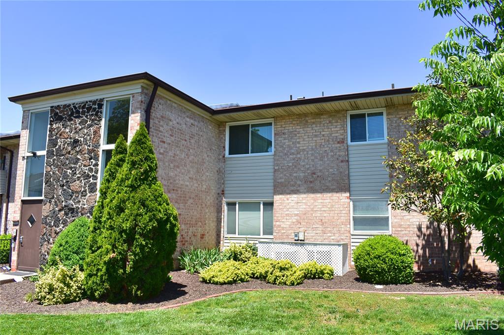 Welcome to this 3 bedroom, 2 full bathroom condo in Lindbergh School District! New kitchen in 2023 with custom cabinets, quartz countertops, tile backsplash and stainless steel appliances. New flooring throughout the whole condo, updated bathrooms, new windows, baseboards and light fixtures.

The master suite has its own full bathroom, walk-in closet and an amazing walk-out patio! Location: end unit, upper level. Enjoy access to community amenities including a pool & club house. All of this in a prime location! Just a short walk to shopping, dinning and close access to highways.