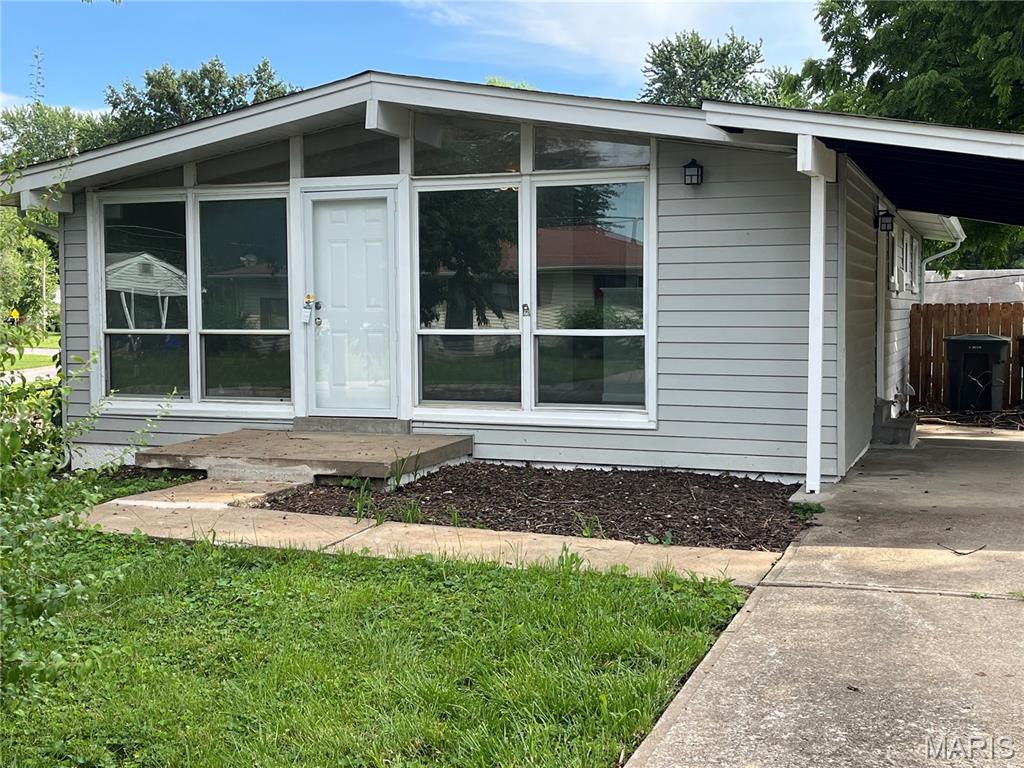Fantastic Home to rent in the heart of St. Peter's!  3 bedroom and 2 full bath long term or short term - This home is ready for you!  Need a little transition space, here is your place!  So convenient and close to everything - Location, schools, restaurants and entertainment!  Must See!!
