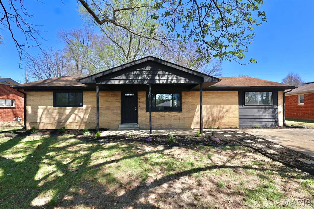 Completely renovated and move-in ready! This beautifully updated home at 912 Peony Drive showcases top-to-bottom upgrades, including a brand-new HVAC system with new furnace and A/C, all-new plumbing, and a new hot water tank, providing peace of mind for years to come.
The interior features stylish modern finishes throughout, including white shaker cabinets, quartz countertops, brand new stainless steel appliances and durable LVP flooring flowing seamlessly across the home. Every detail has been thoughtfully updated to create a clean, functional, and inviting living space suited for today’s lifestyle. Step outside to a generously sized yard, perfect for entertaining, relaxing, or creating your ideal outdoor retreat. A true turnkey opportunity, don’t miss your chance to make this home yours!