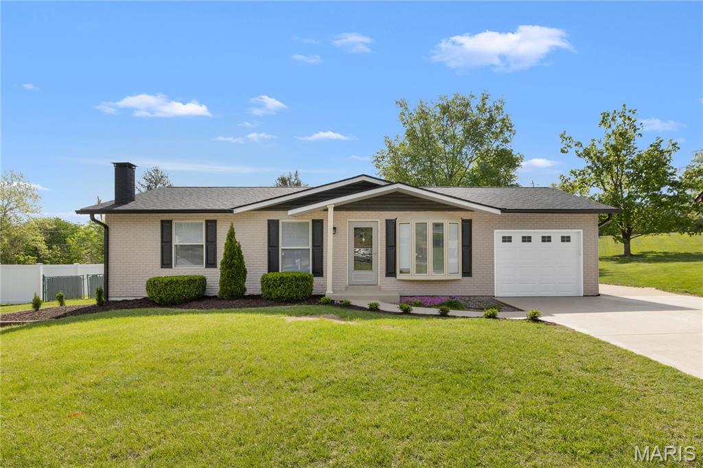 GREAT HOUSE!!! Welcome to 7 Gran-Lin Ct. in St. Charles! This 3 bed, 3 full bath home features a private primary suite, main floor laundry, a HUGE family room with a beautiful fireplace, plus a large finished basement with a wet bar and additional bathroom. Outside, enjoy the great curb appeal, oversized yard, really nice backyard patio, one car garage, and additional parking beside the garage in the HUGE DRIVEWAY. This home offers tons of space inside and out and is a great opportunity in a great St. Charles location. THIS WON'T LAST LONG!!! SCHEDULE YOUR SHOWINGS TODAY!!!