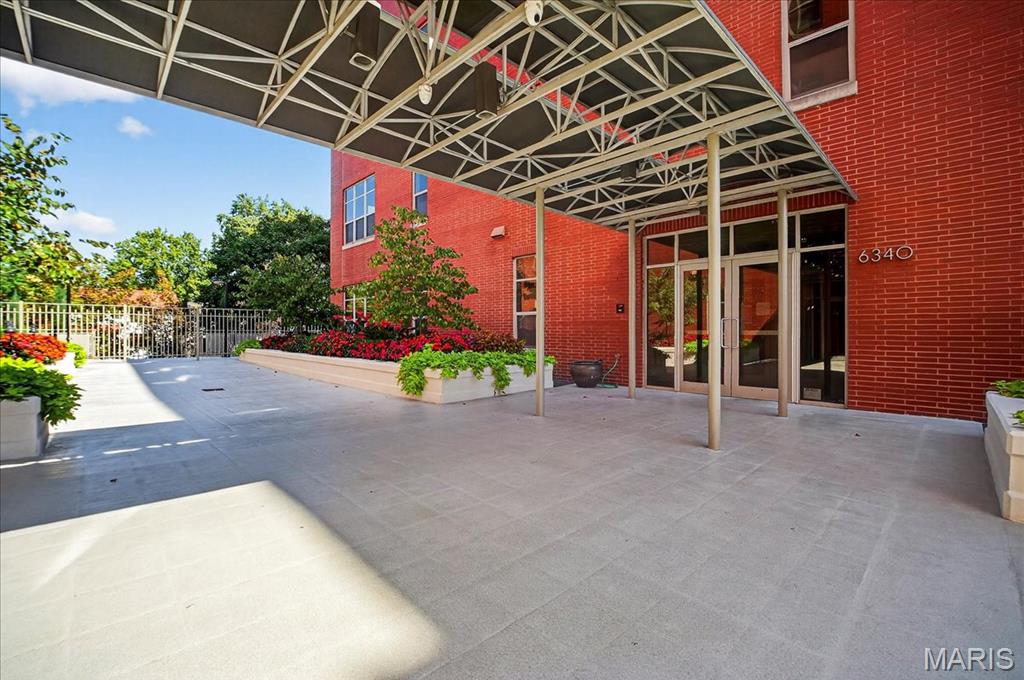 Sophisticated 2 bed, 2 bath condo offering nearly 2,000 sq. ft. of single-level living with 11’ ceilings and walls of 9’ north and east-facing windows. Stunning wide plank flooring flows throughout the open plan, anchored by a gourmet kitchen with stainless appliances. The spacious primary suite features a custom walk-in closet and spa-inspired bath with dual vanities, soaking tub, and separate shower. The second bedroom includes an office niche and a large walk-in closet with built-ins. Additional highlights include a generous utility room, two heated garage spaces, Clayton schools, and close proximity to Wash U, BJC, Forest Park, and major highways. Walkable to the neighborhood wine and cheese shop with Kaldi’s Coffee, Louie’s, and Sasha’s Wine Bar just a short stroll away.