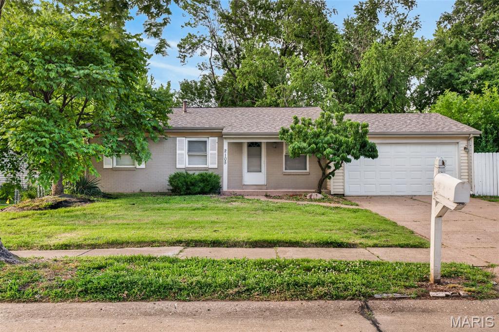 Welcome to 2105 Avon Dr, a beautifully renovated 3-bedroom, 1-bath home that combines modern updates with comfortable living. From the moment you arrive, you'll appreciate the fresh improvements and move-in-ready condition of this charming property. Inside, you'll find updated finishes, fresh paint, modern flooring, and a bright, inviting layout designed for everyday living. The spacious living area flows into a functional kitchen, providing the perfect space for relaxing or entertaining. All three bedrooms offer comfortable accommodations, while the updated bathroom features contemporary touches throughout. Whether you're a first-time homebuyer, downsizing, or adding to your investment portfolio, this home offers exceptional value and low-maintenance living.
Seller is offering a $1,500 buyer credit for any accepted contract that successfully closes on or before August 1st! Don't miss your opportunity to own this newly renovated home—schedule your showing today!