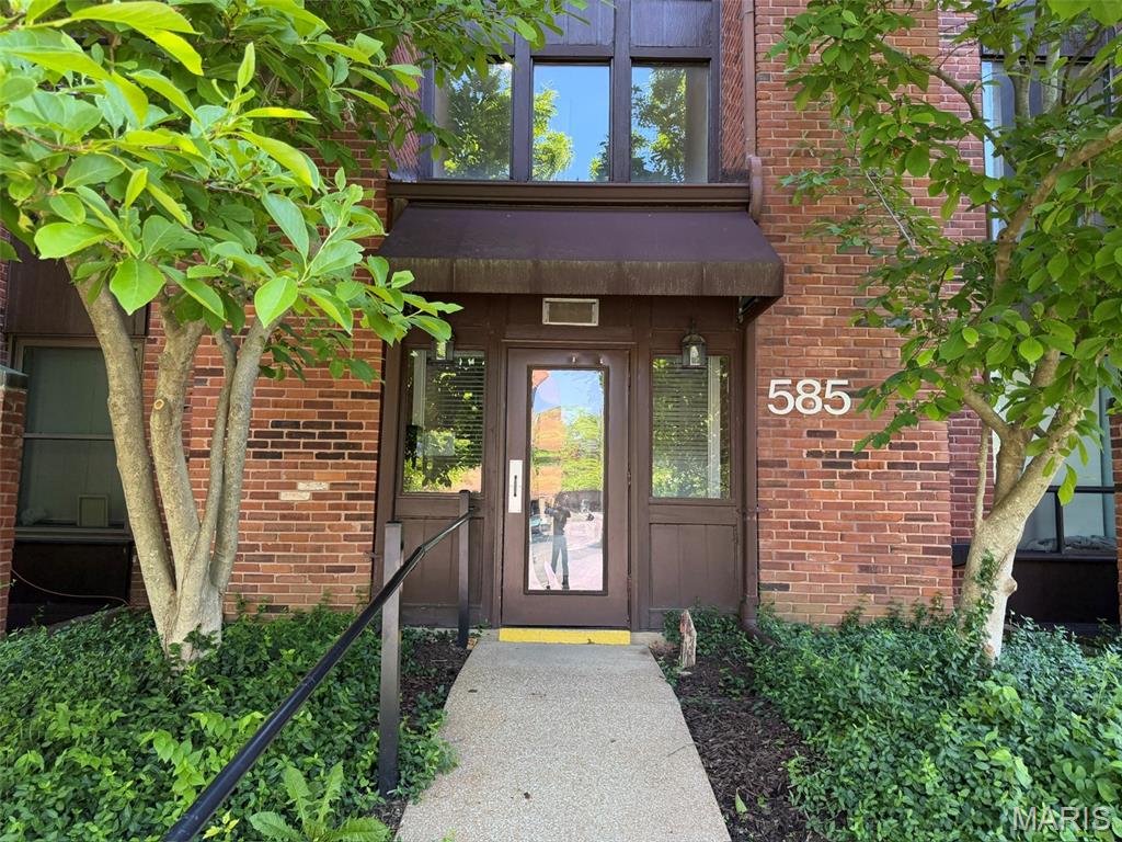 TWO (2) ASSIGNED GARAGE PARKING SPACES are included with this condo. Updates include: Engineered hardwood flooring; HVAC; Water Heater; Electrical Panel; Kitchen; Bathrooms; Shutters; Custom Closets; Recessed Lighting. Your large eat-in kitchen features a plenty of cabinet space, granite counter tops, double wall ovens, spacious pantry, and full size washer/dryer closet. Just in time for you to enjoyed the private covered deck and community pool and tennis courts. Located in the heart of Creve Coeur, you're just steps away from restaurants, Dierbergs, Trader Joe's; Starbucks; Creve Coeur Golf Club; Panera; I-270. Can't beat the location and condo amenities (indoor parking, outdoor pool, tennis courts, community center).