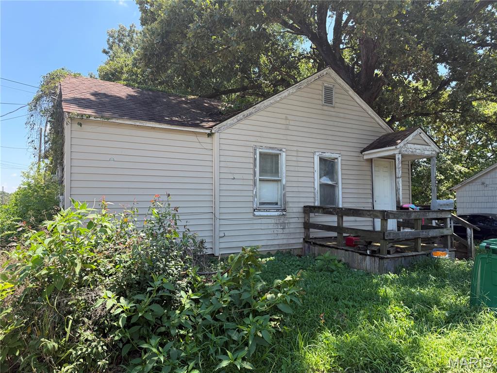 INVESTMENT OPPORTUNITY!! 2 bed 1 bath house sitting on a 50x83IRR lot in city limits. Currently tenant occupied so could be kept as a rental or used as a flip with a little TLC. Call today to schedule a showing!