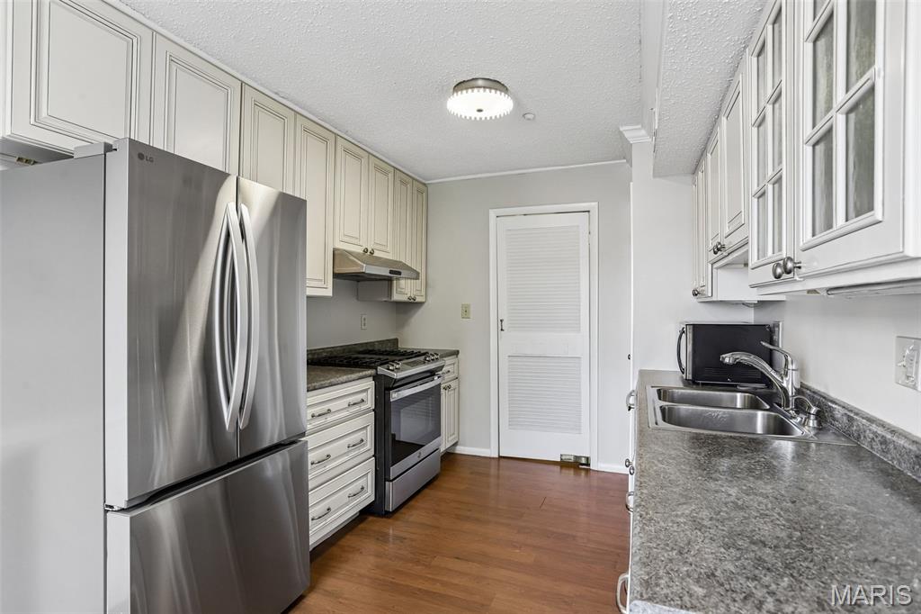 Manor Condo At Oxford Hill The - Residential