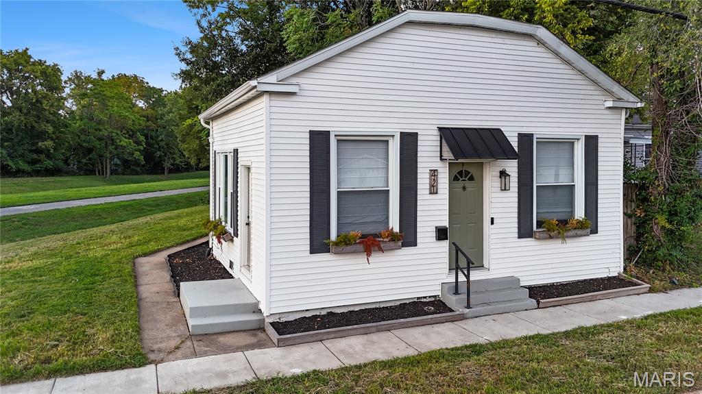 Charming Historic Character Meets Modern Upgrades in Edwardsville!

Step into a captivating blend of 1870s historical charm and sleek contemporary style! Located near the sought-after Leclaire neighborhood, this updated 2-bedroom, 1-bathroom residence offers 860 sq. ft. of thoughtfully designed space that feels significantly larger than its footprint.

Interior Features & Timeless Character:

Historic Charm: Soaring 9-foot wood ceilings, classic beadboard, original doors and trim, detailed brass fixtures, and a stylish sliding barn door.

Modern Kitchen & Bath: Complete interior refresh featuring custom cabinetry, stunning quartz countertops, stainless steel appliances, and updated fixtures.

Turn-Key Upgrades: Modern flooring throughout and a brand-new roof installed in 2024 for peace of mind.

Prime Location & Outdoor Living:

Direct Trail Access: Property directly adjoins the Edwardsville bike trail system and protected trail land—step right out your door to ride or walk!

Walkable Lifestyle: A short stroll or bike ride to vibrant downtown Edwardsville, local coffee shops, popular restaurants, and boutique shopping.

An exceptional opportunity for first-time buyers, downsizers, or anyone seeking turn-key historical charm in the heart of Edwardsville. Schedule your showing today!