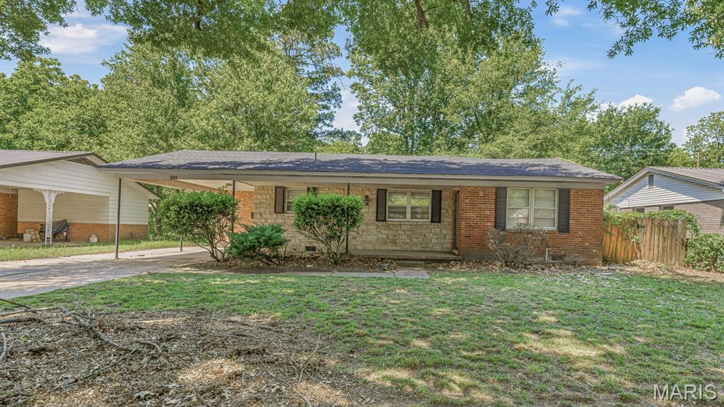 Take a look at this one!! This 3 bedroom home is just waiting for you to make it your own! Are you tired of paying rent? Its time to become a homeowner & 301 E. Linden could be just the place to start! The open living & dining area is great for entertaining.
The screened in patio is going to be your go to spot for unwinding! 
All of the mature trees provide plenty of shade in this large yard! Plumbing, water heater, HVAC & roof have all been replaced within the last several years. 
Call today to take a look!!