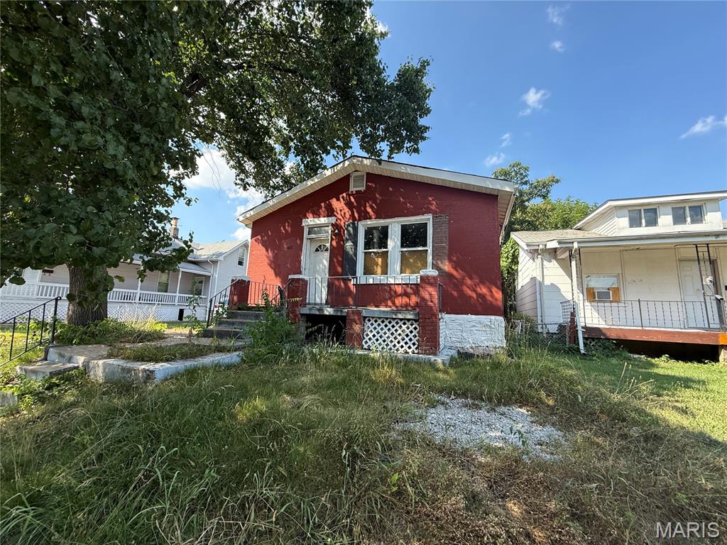 Located at 4171 Eichelberger ST, STLS, MO 63116, this single-family residence in STLS County presents an exciting opportunity to own a piece of history. Built in 1919, this property holds the promise of comfortable living. This single-family residence could be the perfect opportunity foreign investors or a flipper