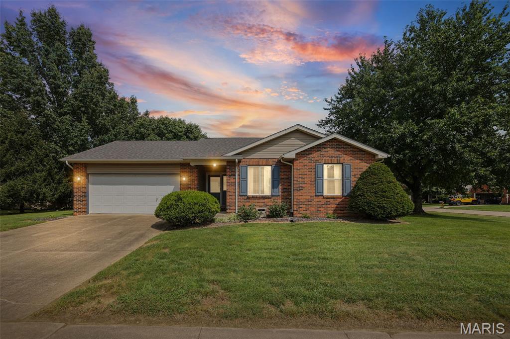 Welcome home to this charming 3-bedroom, 2-bathroom home nestled in a quiet Edwardsville neighborhood! This inviting property offers a comfortable layout with thoughtful updates throughout, including updated lighting, appliances, and bathrooms. The cozy gas fireplace creates a warm and welcoming atmosphere, perfect for relaxing or entertaining.

Enjoy the peace and privacy of this desirable neighborhood while still being conveniently located near shopping, dining, entertainment, and everyday amenities. Whether you're looking for a place to settle in or a home that's move-in ready, this one is worth a look. Don't miss your opportunity to make 613 Jaime Lynn Ct. your new home!
Seller to verify all information provided. It is deemed reliable but not guaranteed.