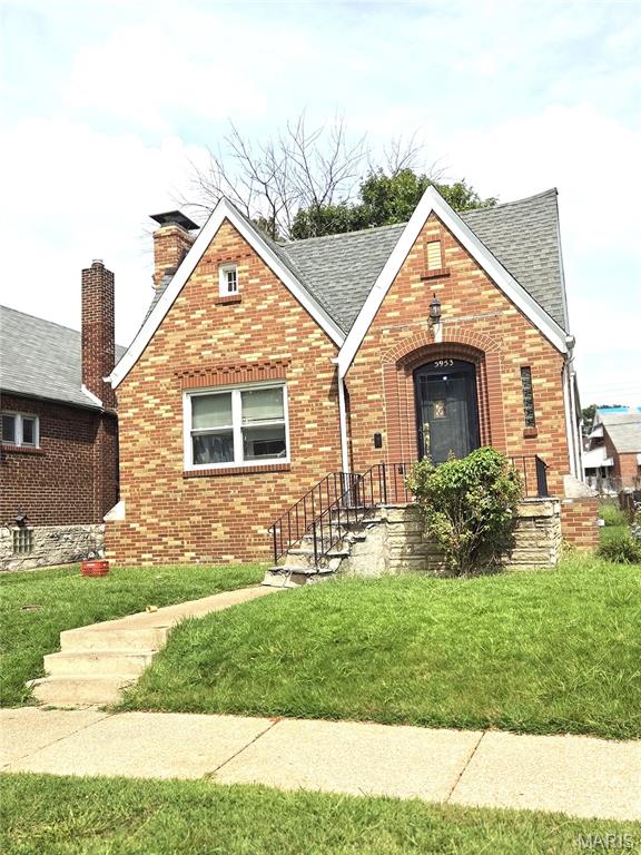 2 bed room 1.5 bath brick home in the N. Pointe neighborhood. Home features hardwood floors, living room
and separated dining room, detached garage , and centrally located. Home being sold in as is condition. This is
a SHORT SALE. Home would make a great starter home. Please use a Special Sale Contract.