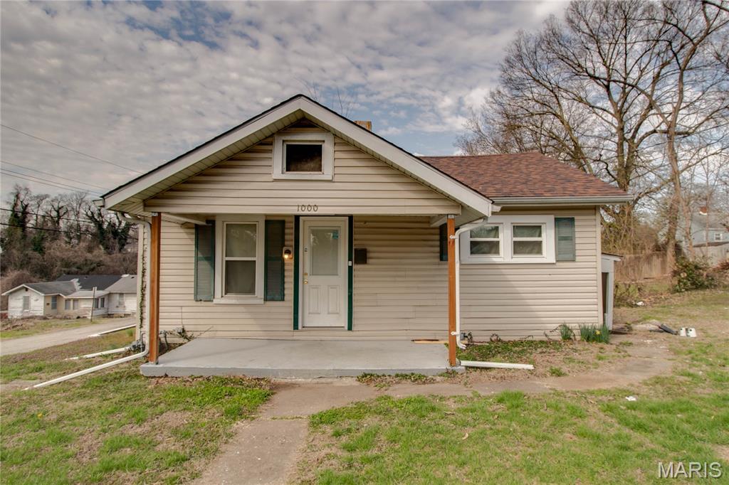 2 bed, 1 bath tenant-occupied bungalow offering immediate rental income. Corner lot with a spacious side yard, side parking, updated kitchen, and full basement for added storage or expansion potential. Strong opportunity to add a stable asset to your portfolio.