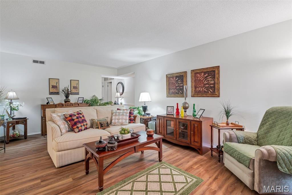 Coeur De Royale Condo Ph 2 1st - Residential