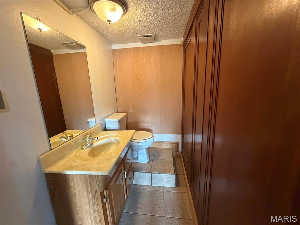 Lucas L Add 01 - Commercial Lease