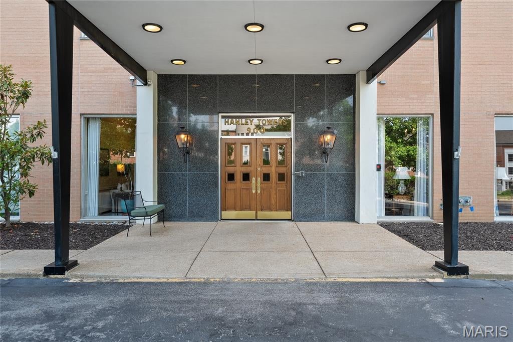 Hanley Towers Apts Condo - Residential