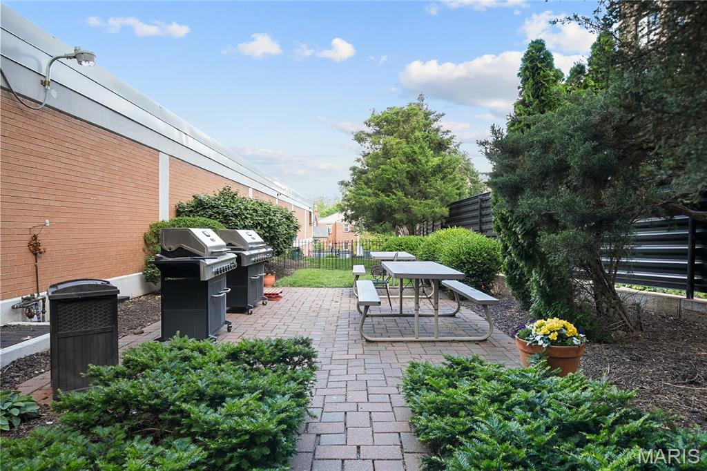 Hanley Towers Apts Condo - Residential