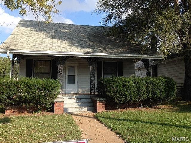 2 bedrooms and 1 full bath home.