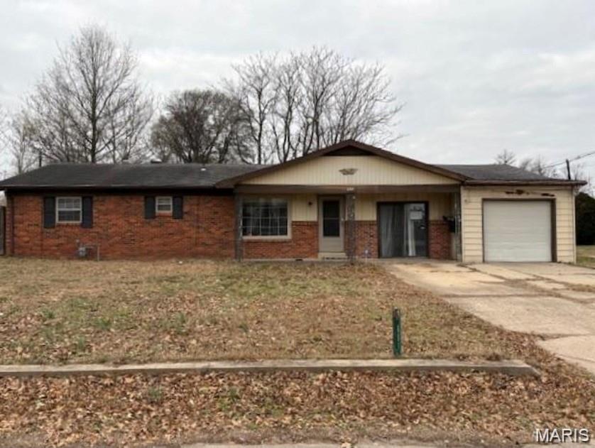Just listed! 3 beds/1.5 bath home with large living room, kitchen/dining room and laundry room. Spacious home that`s ready for new owners!