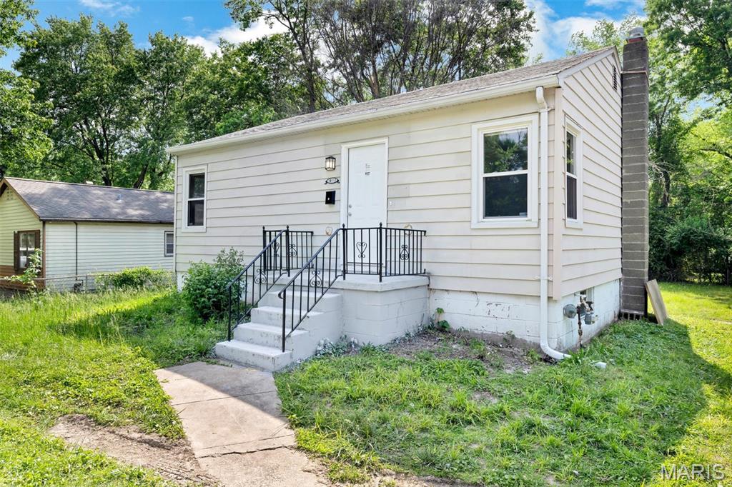 Cozy 2-Bedroom Home – Perfect for First-Time Buyers or Investors! Welcome to this charming and affordable 2-bedroom, 1-bathroom ranch home located in St. Louis County! Recently updated with fresh paint, new flooring, updated kitchen and bathroom. Bonus features are a new central air, professional security system, large lot, full basement, and two car garage. Don't miss your opportunity to own this gem!