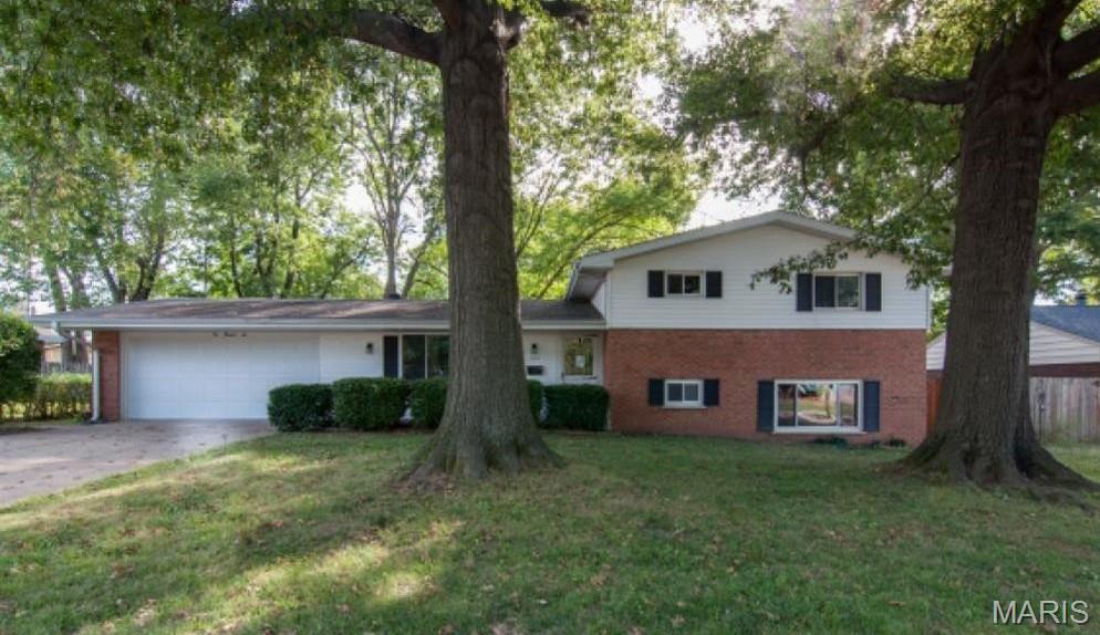 Welcome to this spacious split-level home located in the desirable Yorktown neighborhood! Offering 3 bedrooms, 2 bathrooms, and 1,825 total square feet of living space, this home features a thoughtful design and room for everyone.
**Property Highlights:**
* **Main Level Living:** Features a warm and inviting kitchen and dining combination complete with a breakfast bar, eat-in area, and included appliances (range, microwave, disposal, and gas water heater).
* **Comfortable Layout:** Three generous bedrooms are located on the upper level alongside a full bath.
* **Finished Lower Level:** Enjoy additional living space with a huge 18x27 family room featuring a cozy wood-burning fireplace, walk-out access, an additional full bathroom, and dedicated laundry facilities.
* **Outdoor Space:** Situated on a level 0.22-acre lot with a fully fenced backyard, perfect for outdoor activities or relaxation.
* **Parking & Storage:** Features a 2-car attached garage along with dedicated RV access and parking.
Conveniently located near local schools in Belleville District 118. This home offers comfort, functionality, and space.
This home is owned by an agent.
