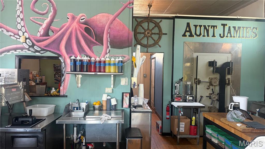 Carondelet Neighborhood - Commercial Sale