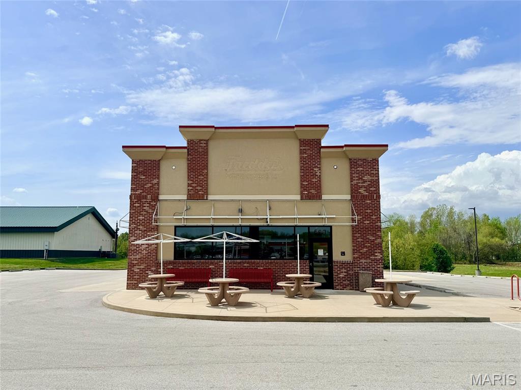 Constructed in 2019 as a build-to-suit for Freddy’s Frozen Custard & Steakburgers, this quick service restaurant (QSR) building features a spacious and modern layout. The property is situated on a 1.31 acre parcel and includes a 2,929 SF building with drive-thru and a total of 48 dedicated parking spaces. Positioned along one of Carbondale's growing retail corridors, this property is in a highly visible location with great traffic count (15,400 VPD). Excellent opportunity for a new quick service restaurant seeking a move-in ready location!