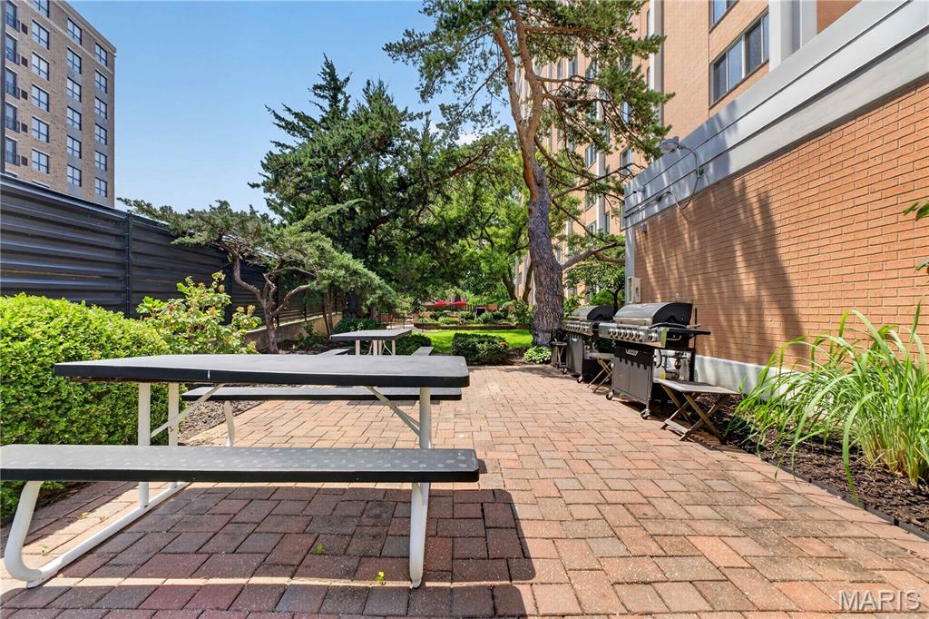 Hanley Towers Apts Condo - Residential