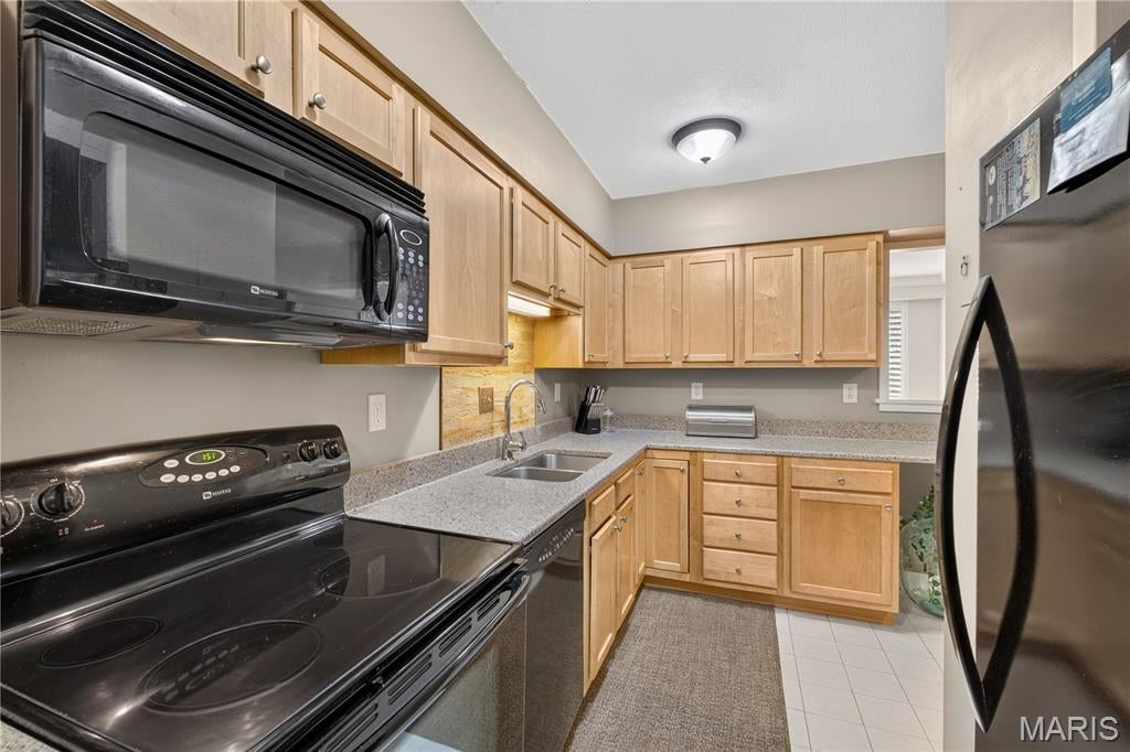 Hanley Towers Apts Condo - Residential