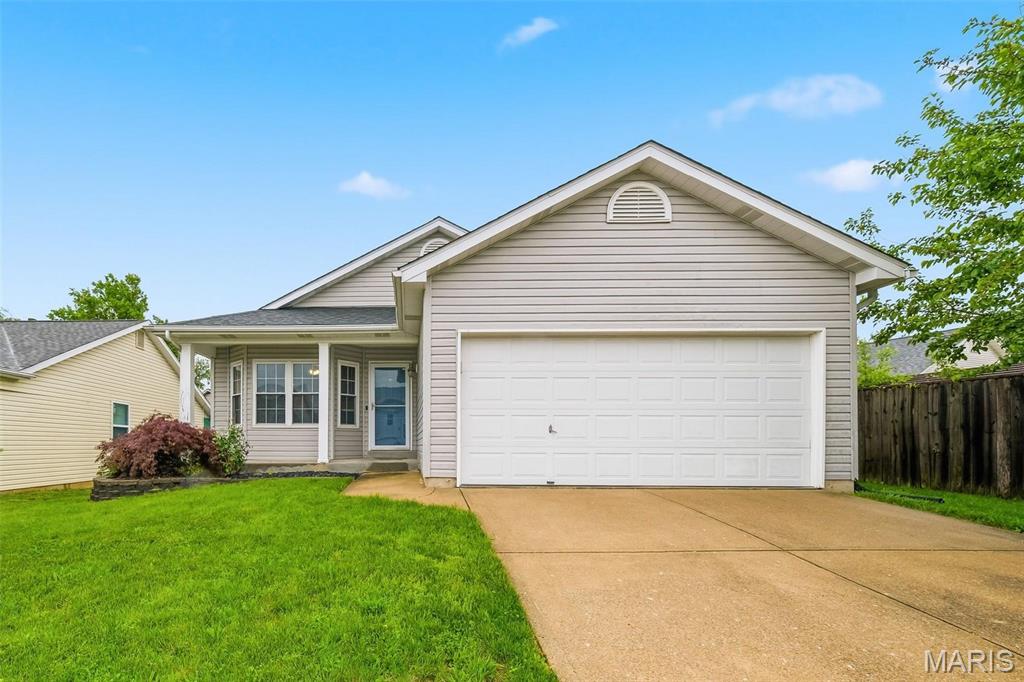 Adorable ranch in a prime St. Charles location just minutes from the Muegge/364/94 interchange, making everyday convenience easy. From the moment you walk in, the open layout just feels right, with vaulted ceilings and bay windows in both the front and back filling the space with natural light.
The living room features a custom built-in bookcase that adds both character and function, and flows seamlessly into the kitchen with custom cabinetry, center island, and plenty of prep space. The breakfast area is bright and inviting with easy access to the deck, overlooking the fully privacy fenced yard.
This home offers 3 bedrooms, including a comfortable primary suite with its own ensuite bath.
Downstairs, the finished walkout basement gives you the extra space everyone wants, perfect for a second living area, rec space, or entertaining, plus a brand new HVAC system for added peace of mind.