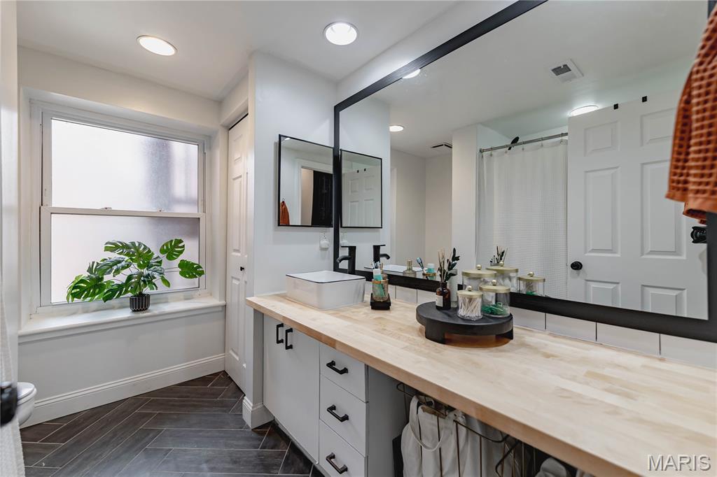 Hampshire Square Condo - Residential