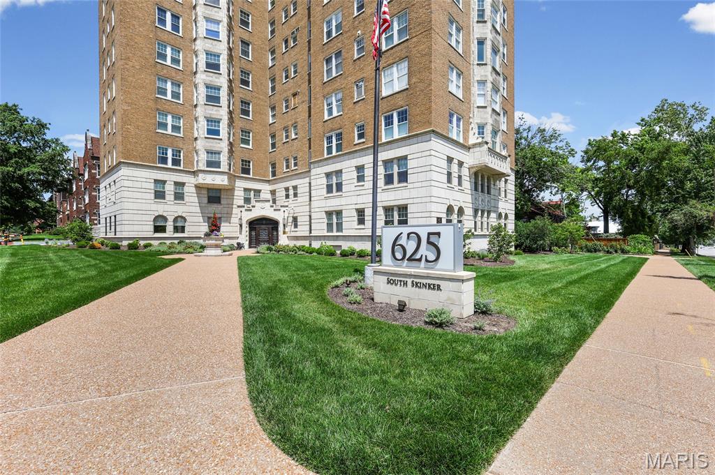 PRICE ADJUSTMENT! 
OPEN HOUSE FRIDAY 4-6PM and OPEN HOUSE SUNDAY 12-2PM

Perched at the treetops overlooking Forest Park, this home-sized residence features oak hardwoods in the main living areas, 3 generous and sunny bedrooms (two with park views), 2 full bathrooms, a study, a small laundry room, formal foyer, dining room and living rooms. The layout permits privacy but flows perfectly as well, there is even a "servants" entrance that leads to the service elevator and recycling on each floor. This full service building offers each residence a parking space in the garage (they will park your car as well). With excellent accessibility from garage to apartment there are no stairs required to access all floors and the unit. The front desk staff and on site building manager keeps everyone's privacy and security a top priority, the elegant public foyer greets you daily, and world class Forest Park is across the street, with easy access to Clayton, the Demun neighborhood and downtown.