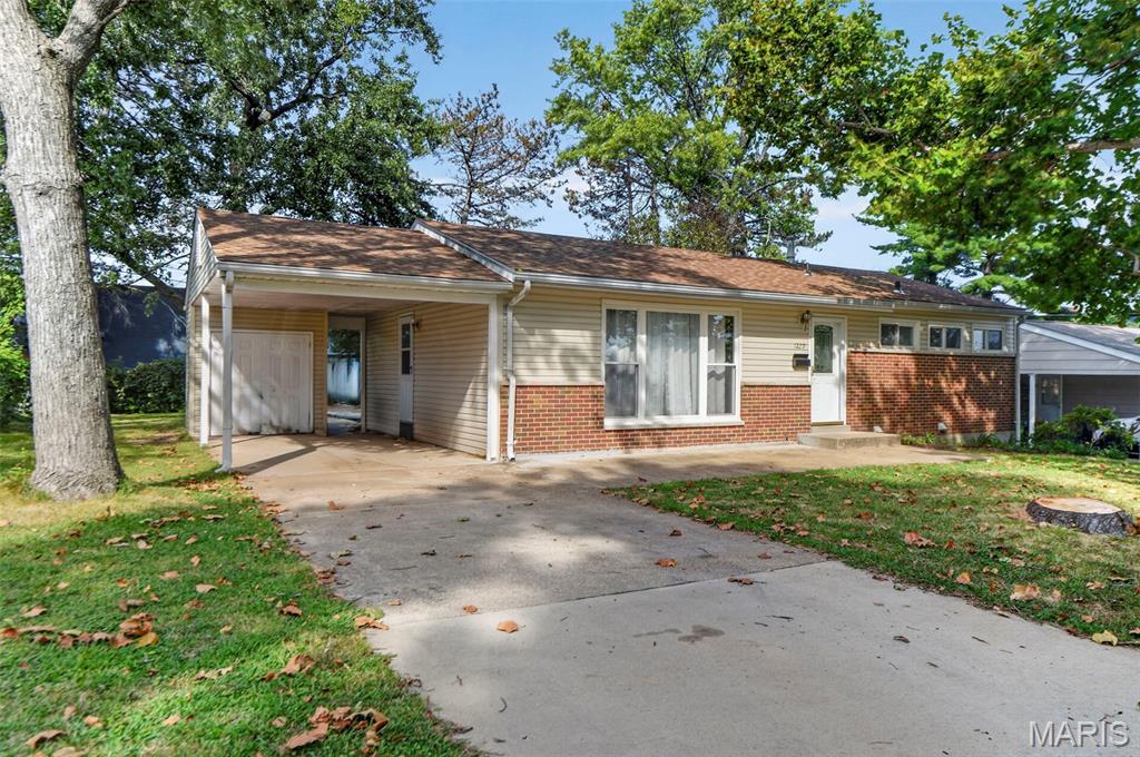 Showing Starts on Friday 9/18/2026 Welcome to this freshly painted, beautifully maintained home in the highly sought-after Ladue School District, offering a fantastic location with convenient access to highways, shopping, dining, and everyday amenities.
The main level features hardwood floors and three bedrooms, creating a warm and inviting living space. The finished lower level offers even more flexibility with a bonus room, an additional bedroom/sleeping area, and a full bathroom—perfect for guests, a home office, recreation space, or extended living. Major updates include a new roof installed just two months ago, providing added peace of mind. The refrigerator and 1-year-old washer and dryer will stay, adding even more value and convenience.
Located in a wonderful, established area, this move-in-ready home combines Ladue Schools, flexible living space, hardwood floors, recent updates, and easy access to highways, shopping, and dining. A great opportunity in a desirable location!