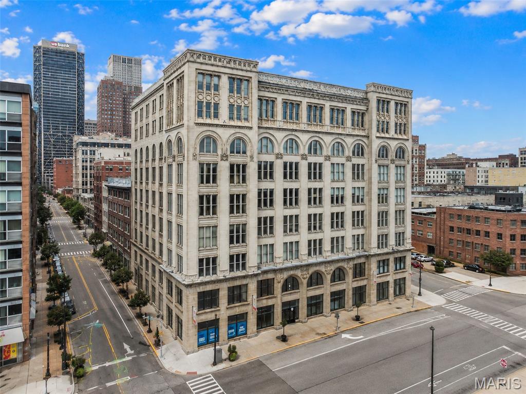 If you have been looking for city living and convenience, this one is WORTH a look! This loft style condo on Washington Avenue checks every box. With tall ceilings, floor-to-ceiling windows, and exposed brick, the space feels open, bright, and full of STL charm. The layout flows easily from the living area into the kitchen, which features granite countertops and modern cabinetry—great for everyday living.  You’ll also appreciate in-unit laundry and a dedicated garage parking space.  Location is HARD to beat. You’re just steps from Washington Ave restaurants, bars, and nightlife, and minutes from the Enterprise Center, Union Station, the St. Louis Aquarium, Busch Stadium, and more. Shopping, dining, and entertainment are all right OUTSIDE your door.