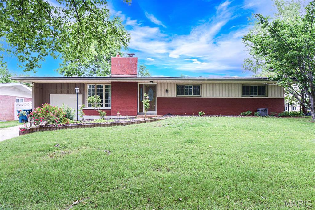 **24-Month Lease | Ladue Schools | ABSOLUTELY NO PETS*  Please note only 3 non-related occupants allowed per St Louis County.

Welcome to 819 Renee, a charming ranch-style home with 4 bedrooms and 3 full baths. Highlights include gleaming hardwood floors, an updated kitchen with stainless appliances, custom cabinets, and a breakfast bar. The home features two master suites with walk-in closets and en-suite baths, including a luxurious primary suite with a jetted tub and double sinks.  Enjoy two wood-burning fireplaces—one in the main living area and another in the partially finished basement, perfect for a rec room or entertaining. A bonus room off the dining area opens to a patio, ideal for relaxing or hosting.  The fenced backyard is a beautifully landscaped oasis with rose bushes and greenery, perfect for gardening or unwinding. Additional features include an oversized one-car garage, a new 2-car driveway, and extra patio space. Conveniently located near shopping, restaurants, and parks.  
**Lease Terms:**  
- 24 months  
- 1st year: $3,600/month  
- 2nd year: $3,700/month
