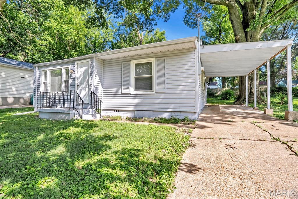 This charming 2-bedroom home offers the perfect blend of simplicity, affordability, and functionality. Whether you're looking to downsize, purchase your first home, or add an investment property to your portfolio, this cozy home is full of potential.
Inside, you'll find an efficient layout designed to make the most of every square foot. Outside, enjoy a large backyard with plenty of room for gardening, entertaining, pets, or future outdoor improvements. The one-car carport provides convenient covered parking and additional storage space.
If you've been dreaming of embracing the tiny home trend without sacrificing outdoor space, this property is the perfect opportunity. Conveniently located with easy access to local amenities, this home is ready for its next owner. Schedule your showing today!