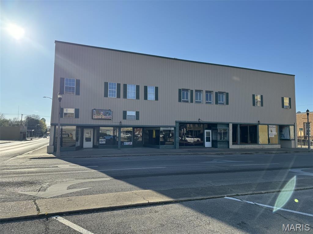 Sale includes parcel numbers 13-07.035-004-018-003, 0-35-004-018-002 & 13-07.0-35-004-018-001

Multi-income property offering diverse revenue streams in a downtown retail environment.  A rare opportunity for investors seeking mixed-use income in a high-traffic location.  Downtown square, High Traffic, across from courthouse.
