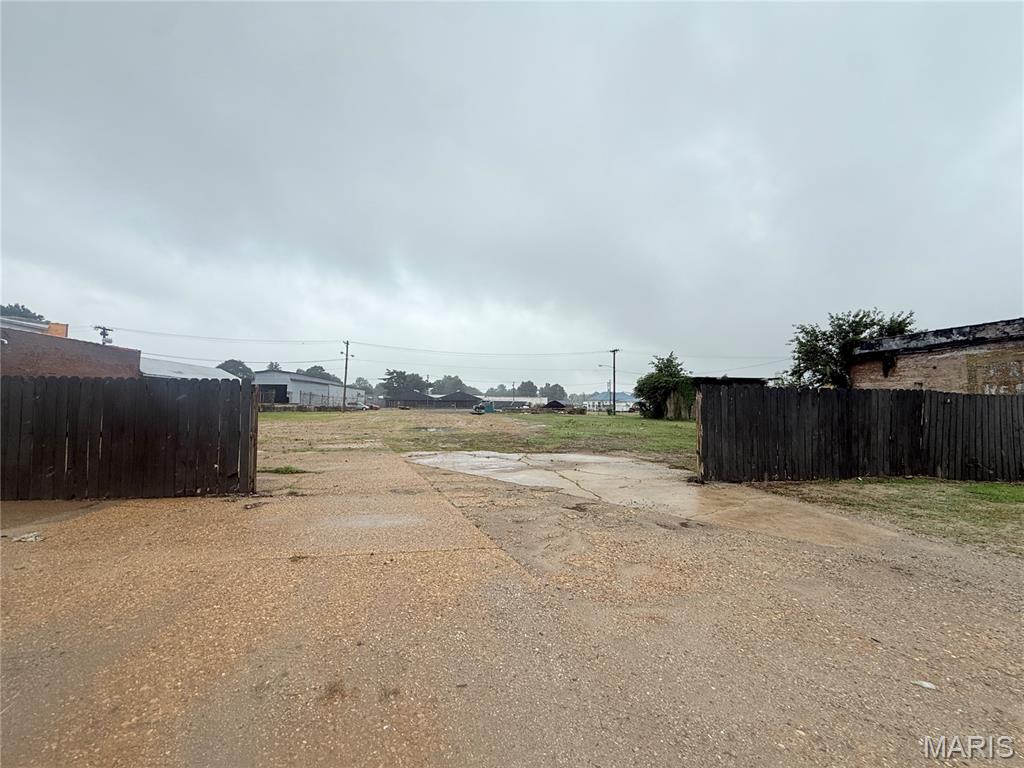 Vacant Lot located in high traffic area 2 minutes east of the downtown square, Kennett MO. Entrance off of First Street. Level lot ready for your new construction. New Survey 131.87'X207.60'. City Utilities are available.