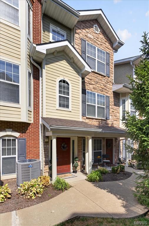 Welcome home to Central Corridor living at its finest! Step inside to an open, light-filled floor plan with rich wood floors and soaring 9-ft ceilings. The gourmet kitchen is a true showstopper with white cabinetry, granite counters, stainless steel appliances, breakfast bar, and a walk-in pantry. A separate dining room with arched entryways flows seamlessly into the living room, with charming bay windows. A laundry room and an updated half bath complete the main level. Upstairs, enjoy your own private retreat with a large bedroom, spacious walk-in closet and full bath. This beautifully updated townhome is within walking distance to Tilles Park, restaurants, and shopping. Additional perks: a detached 1-car garage (#25), plus community amenities including a pool, dog park, BBQ picnic area, and bike racks. All in a top-rated school district!
