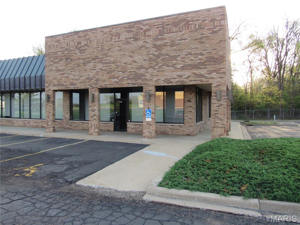 Highly desirable retail/office space adjacent to Homer Adams Parkway and Alton Square Mall. This suite, approximately 3425s.f., is available for immediate occupancy. Prior use was professional office. There is a reception area, two handicap bathroom, office space, conference rooms, and storage area. High traffic and visibility across from the Alton Square Mall. Lease rate is $13/s.f. NNN. Tenant is responsible for their prorata share of Real Estate Taxes, Common Area Maintenance, Insurance and utilities. Anchor tenants include Quest Diagnostics, Jackson Hewitt, C.J. Schlosser, Great Rivers Animal Hospital and Southwester Hearing Center.