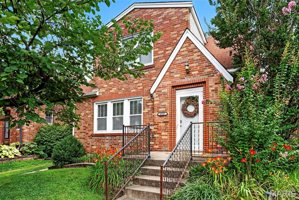 Not every home lets you walk to coffee, dinner, the park, and Ted Drewes. This one does.
Just half a mile from Lindenwood Park, you'll love walking to 7 Brew, Babe's Tavern, Barre STL, local shops, and other South City favorites.
Inside, this all brick, two story home blends St. Louis charm with thoughtful updates. Original hardwood floors, stained glass windows, a bright sunroom, white cabinets, butcher block countertops, updated appliances, and a new furnace and AC in 2023 make this home move in ready.
The 1,300 square foot layout includes two bedrooms, two full bathrooms, a spacious primary bedroom with two closets, plus a finished lower level with a bonus room, extra storage, and a sump pump.
Out back, enjoy a fully fenced yard with mature trees and a large deck for barbecues, football Saturdays, or letting the dogs run.
Quick access to Highway 44 in one of South City's most walkable neighborhoods.