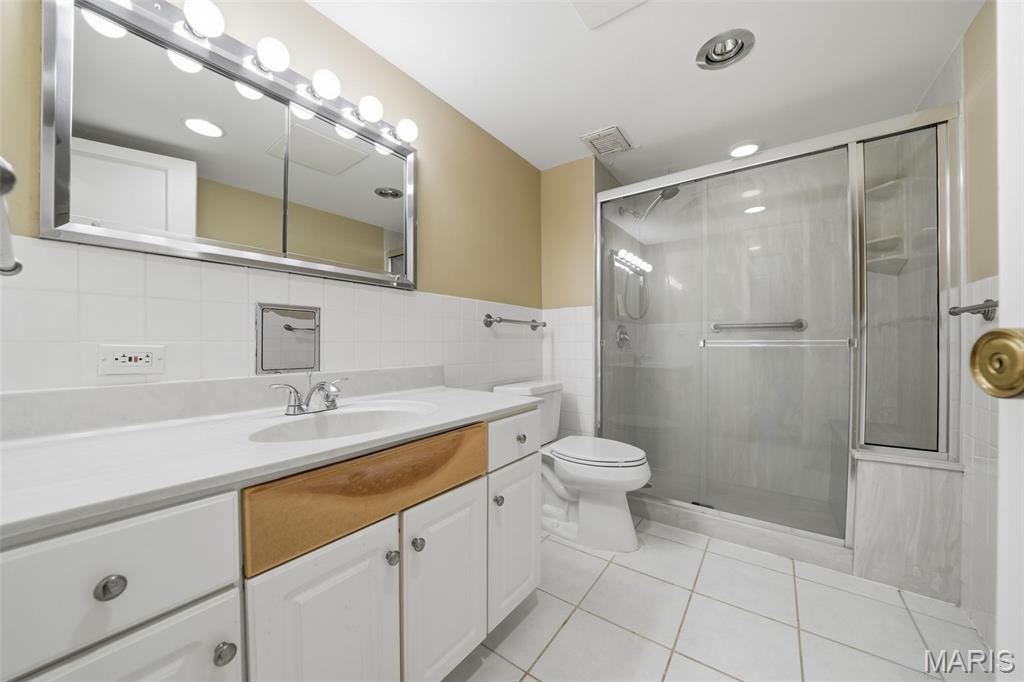 Hanley Towers Apts Condo - Residential