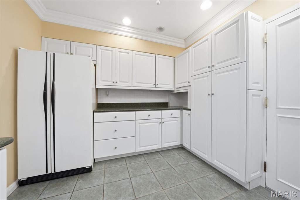 Hanley Towers Apts Condo - Residential