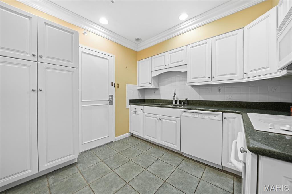 Hanley Towers Apts Condo - Residential