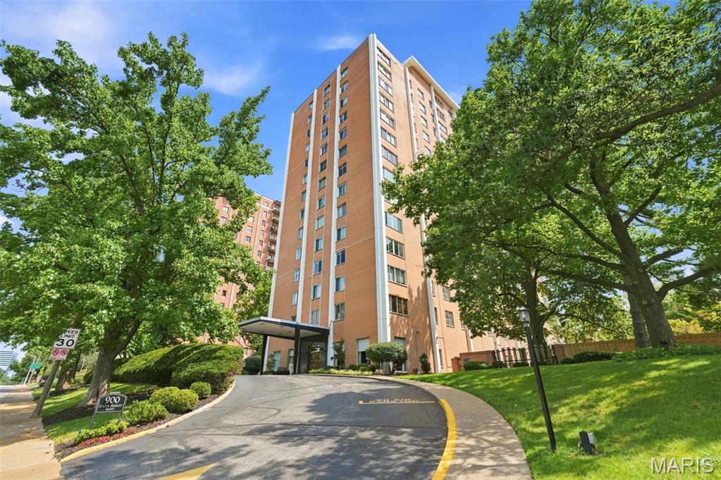 A rare opportunity to renovate and create your dream home in this spacious three-bedroom, three-bath, first-floor condo in a prestigious, full-service Clayton high-rise. The bright, open living and dining areas offer a wonderful layout for comfortable everyday living and effortless entertaining. Two generously sized bedroom suites—positioned at opposite ends of the condo for added privacy—feature professionally designed walk-in closets and ensuite baths, allowing either to serve as the primary suite. The third bedroom, ideal for guests or a home office, is located across the hall from the third full bath. Additional conveniences include private in-unit laundry, plantation shutters and neutral carpeting.
Residents enjoy an impressive array of amenities, including a swimming pool, patio with barbecue grills, club room, fitness center, complimentary common laundry, 24-hour door attendant, dog-walk area, elevator access to all floors and a private storage locker. The monthly fee includes heating, air conditioning and water. Garage parking is available for $60 per month, with complimentary outdoor parking for residents and guests. Bring your vision and enjoy sophisticated, maintenance-free living in a prime central location!